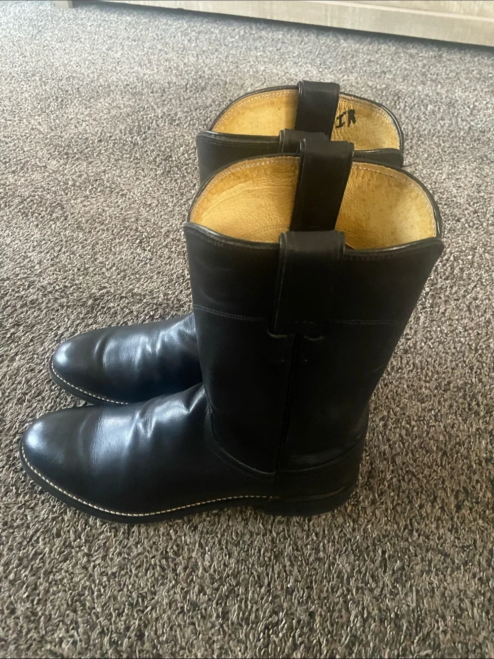 Boots,Justin men’s size 9D style 3133 Black in color .